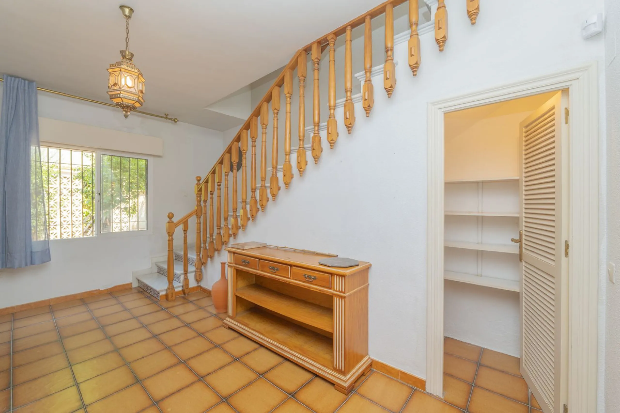 House - Detached Villa в продаже в Marbella, Málaga. В доме 3 спален и 2 ванных комнат. Площадь дома 233 м². Площадь участка 800 м²