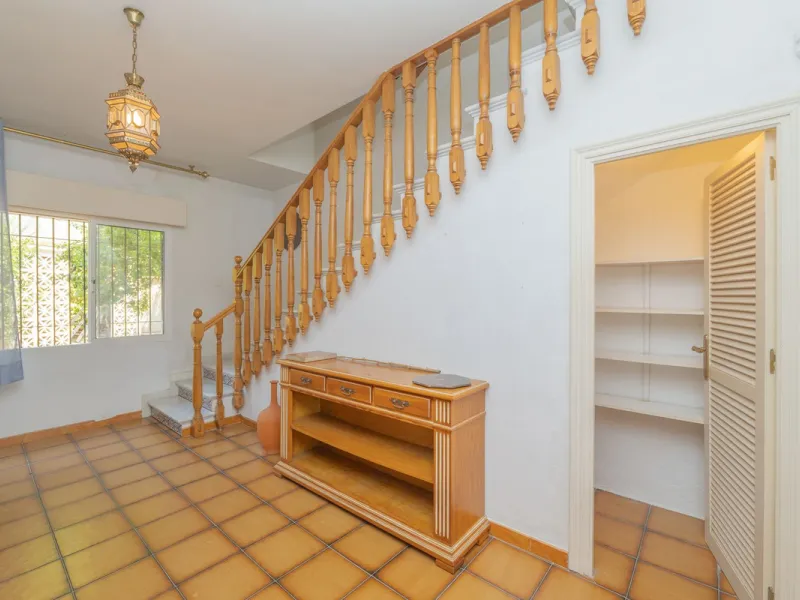 House - Detached Villa в продаже в Marbella, Málaga. В доме 3 спален и 2 ванных комнат. Площадь дома 233 м². Площадь участка 800 м²