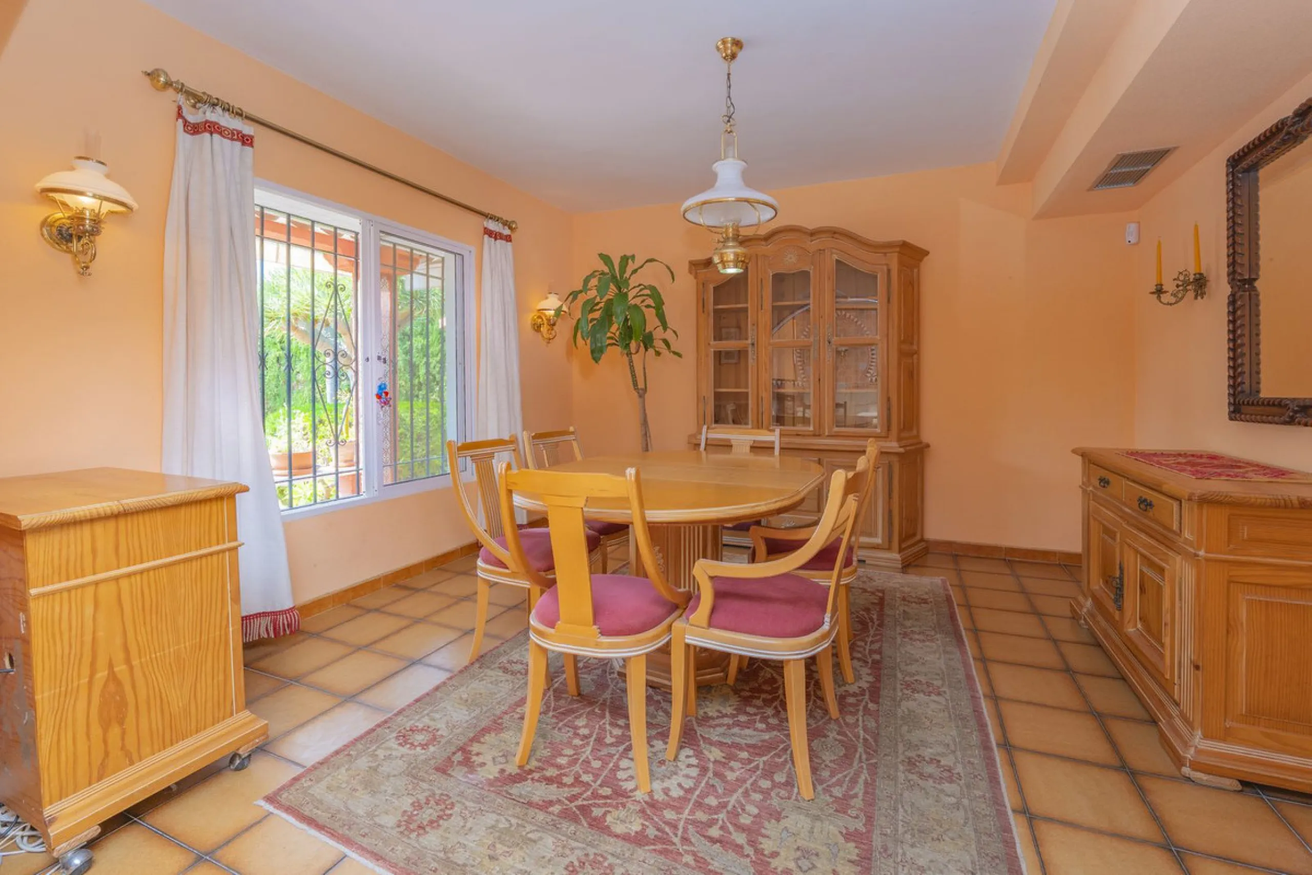 House - Detached Villa в продаже в Marbella, Málaga. В доме 3 спален и 2 ванных комнат. Площадь дома 233 м². Площадь участка 800 м²