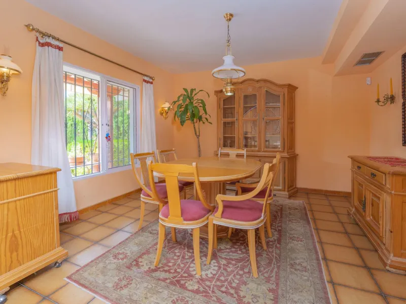 House - Detached Villa в продаже в Marbella, Málaga. В доме 3 спален и 2 ванных комнат. Площадь дома 233 м². Площадь участка 800 м²