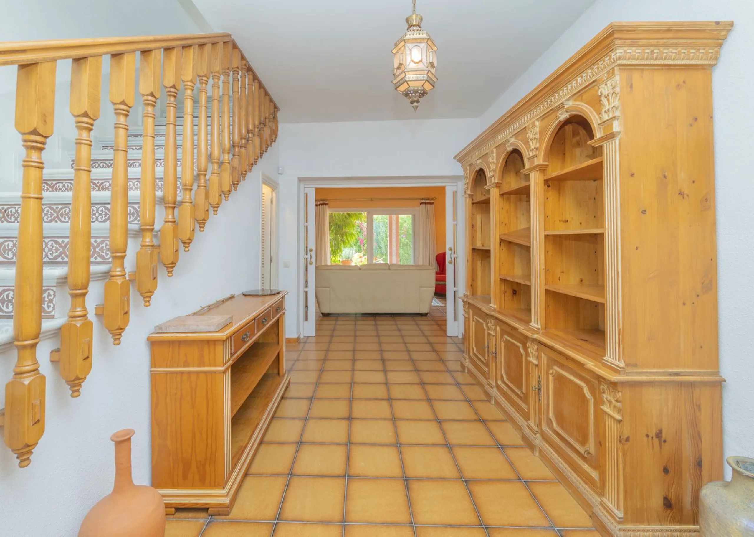 House - Detached Villa в продаже в Marbella, Málaga. В доме 3 спален и 2 ванных комнат. Площадь дома 233 м². Площадь участка 800 м²