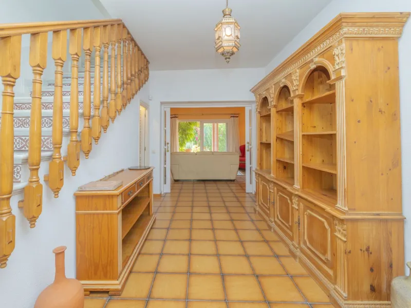House - Detached Villa в продаже в Marbella, Málaga. В доме 3 спален и 2 ванных комнат. Площадь дома 233 м². Площадь участка 800 м²