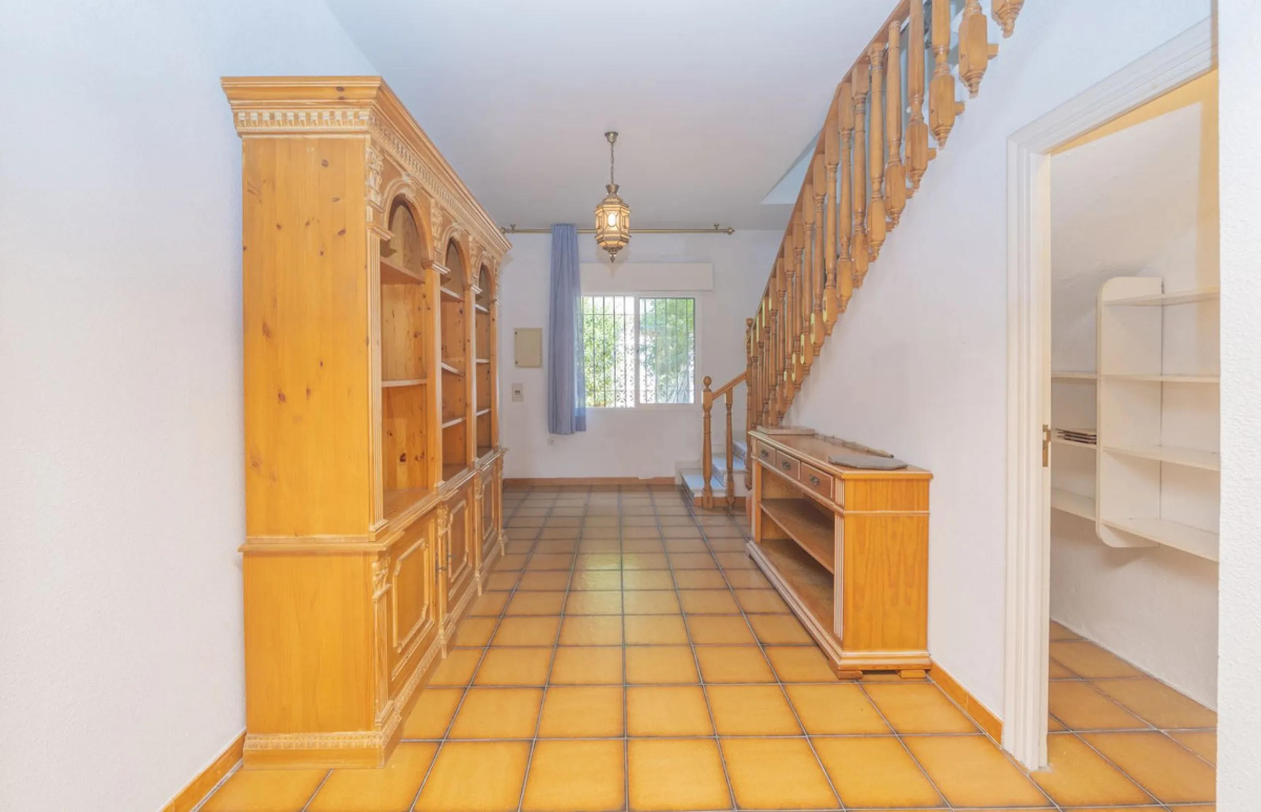 House - Detached Villa в продаже в Marbella, Málaga. В доме 3 спален и 2 ванных комнат. Площадь дома 233 м². Площадь участка 800 м²