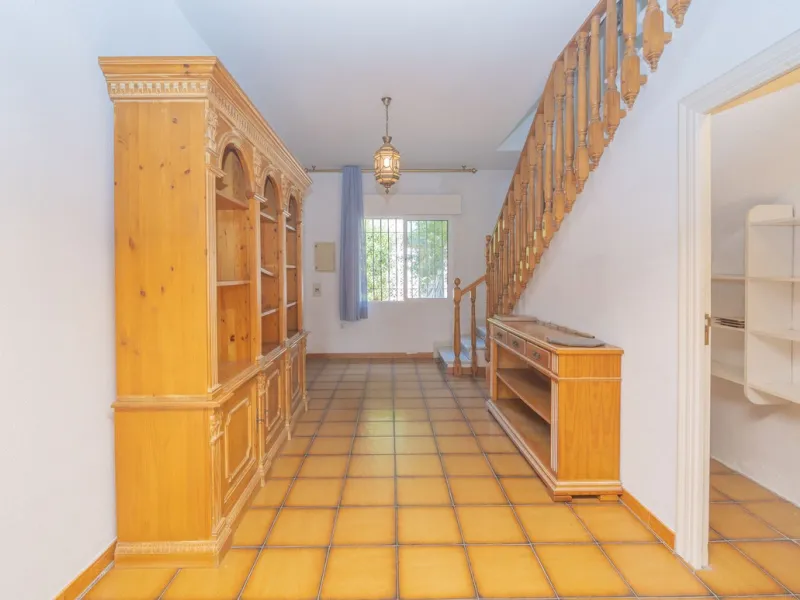 House - Detached Villa в продаже в Marbella, Málaga. В доме 3 спален и 2 ванных комнат. Площадь дома 233 м². Площадь участка 800 м²