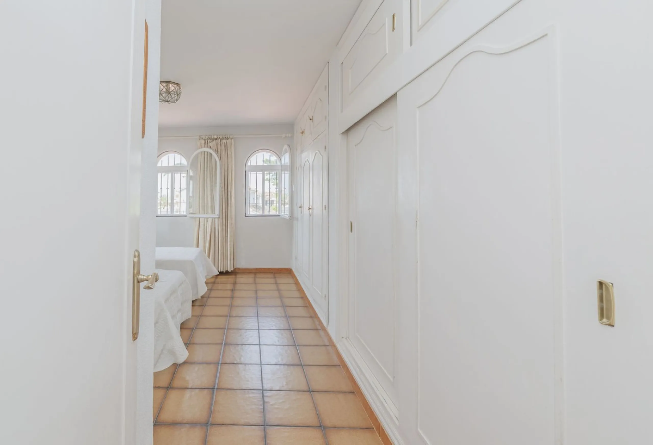 House - Detached Villa в продаже в Marbella, Málaga. В доме 3 спален и 2 ванных комнат. Площадь дома 233 м². Площадь участка 800 м²