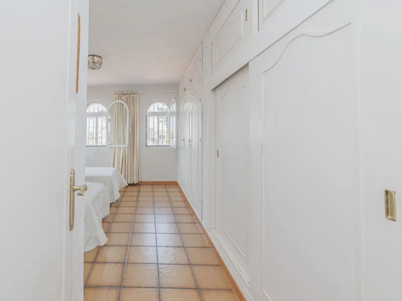 House - Detached Villa в продаже в Marbella, Málaga. В доме 3 спален и 2 ванных комнат. Площадь дома 233 м². Площадь участка 800 м²