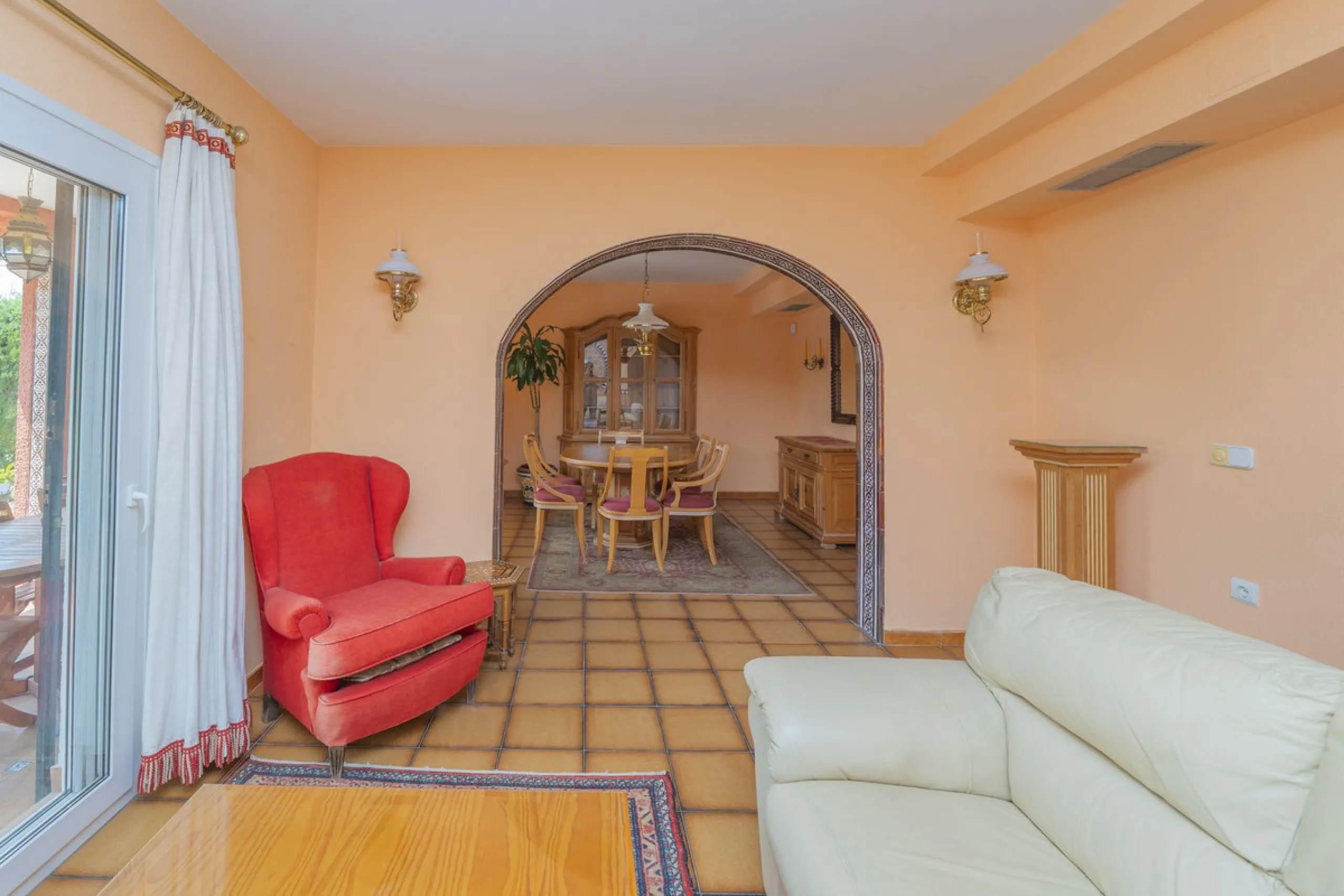 House - Detached Villa в продаже в Marbella, Málaga. В доме 3 спален и 2 ванных комнат. Площадь дома 233 м². Площадь участка 800 м²