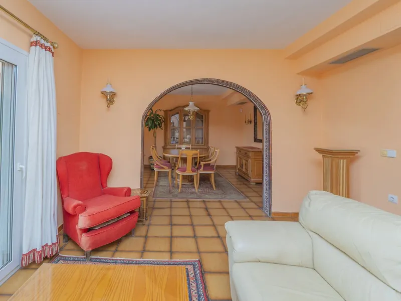 House - Detached Villa в продаже в Marbella, Málaga. В доме 3 спален и 2 ванных комнат. Площадь дома 233 м². Площадь участка 800 м²