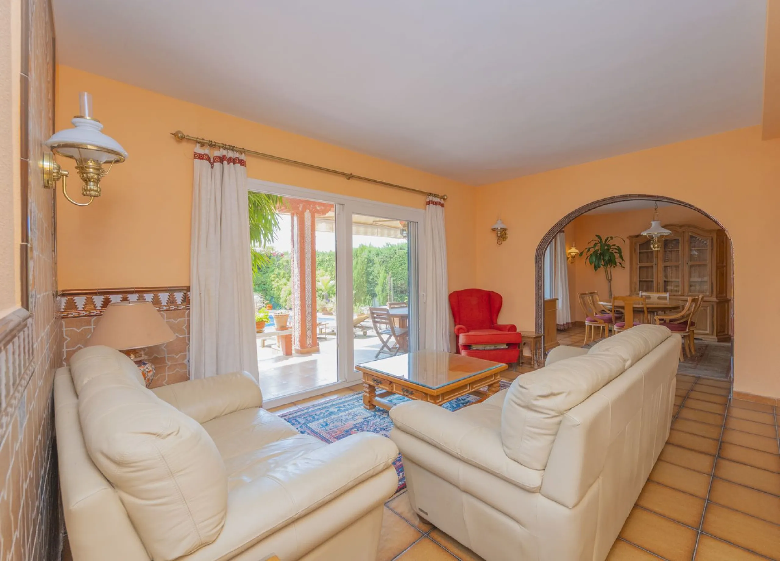 House - Detached Villa в продаже в Marbella, Málaga. В доме 3 спален и 2 ванных комнат. Площадь дома 233 м². Площадь участка 800 м²