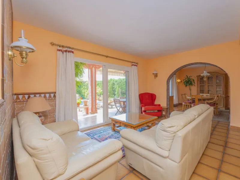 House - Detached Villa в продаже в Marbella, Málaga. В доме 3 спален и 2 ванных комнат. Площадь дома 233 м². Площадь участка 800 м²