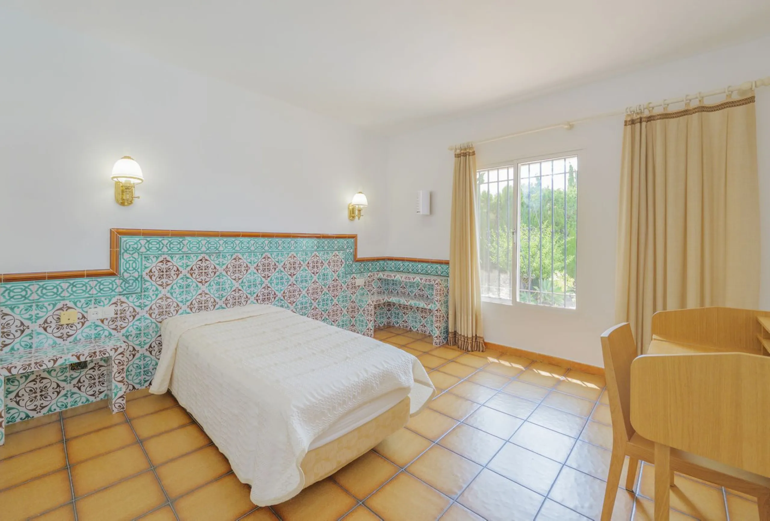 House - Detached Villa в продаже в Marbella, Málaga. В доме 3 спален и 2 ванных комнат. Площадь дома 233 м². Площадь участка 800 м²