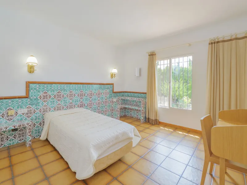 House - Detached Villa в продаже в Marbella, Málaga. В доме 3 спален и 2 ванных комнат. Площадь дома 233 м². Площадь участка 800 м²