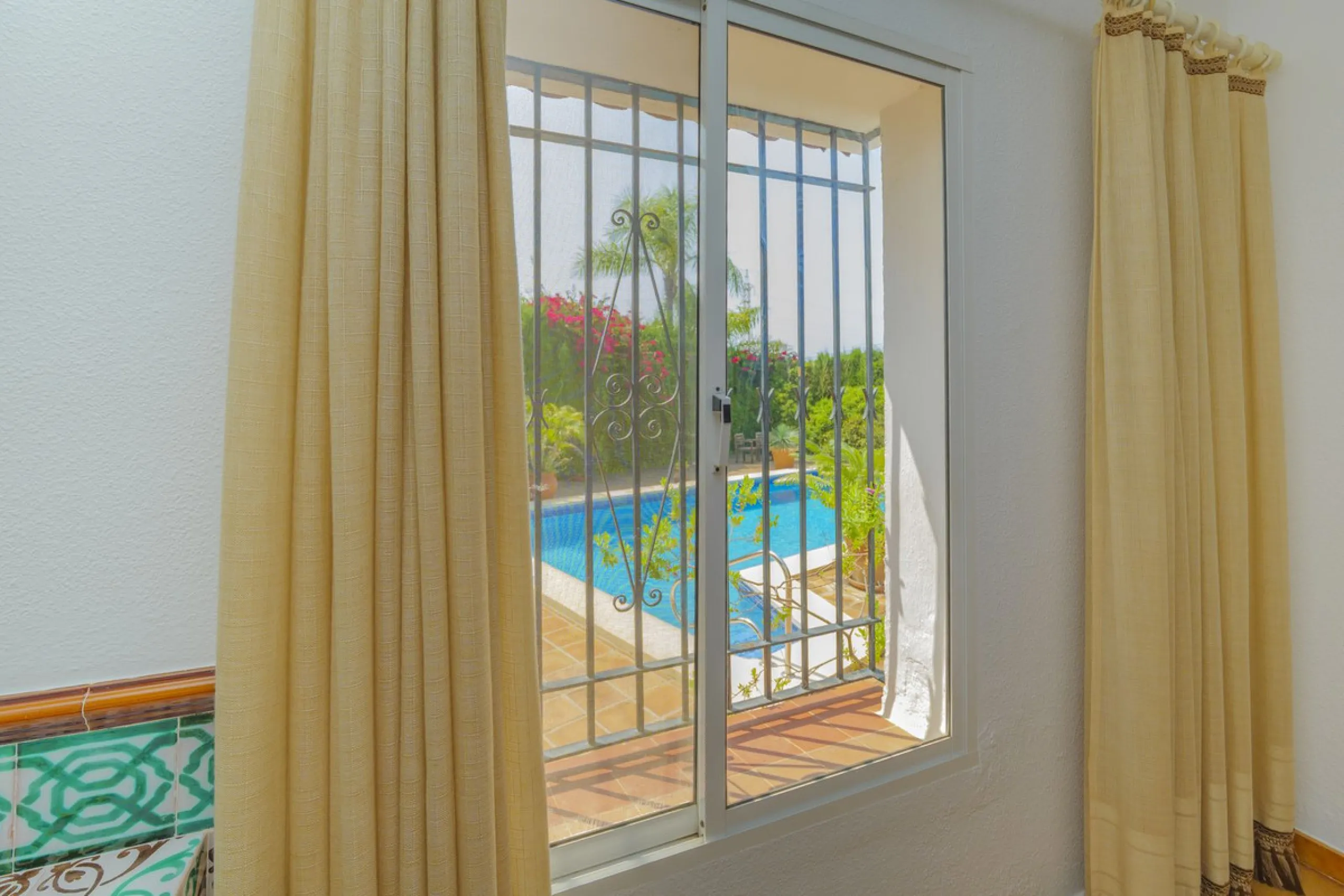 House - Detached Villa в продаже в Marbella, Málaga. В доме 3 спален и 2 ванных комнат. Площадь дома 233 м². Площадь участка 800 м²