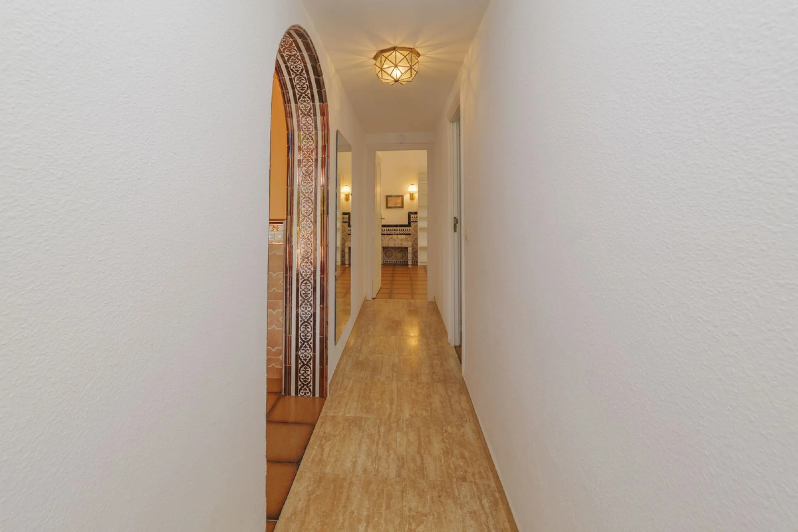 House - Detached Villa в продаже в Marbella, Málaga. В доме 3 спален и 2 ванных комнат. Площадь дома 233 м². Площадь участка 800 м²
