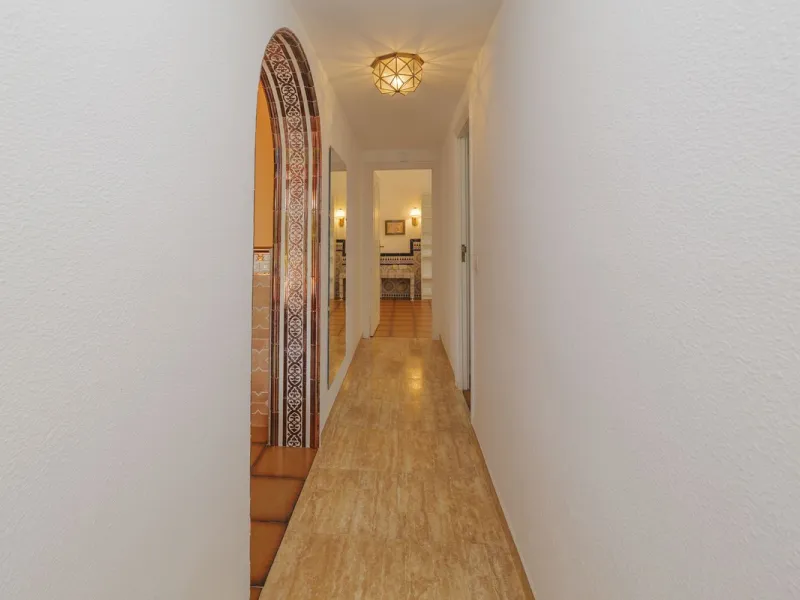 House - Detached Villa в продаже в Marbella, Málaga. В доме 3 спален и 2 ванных комнат. Площадь дома 233 м². Площадь участка 800 м²
