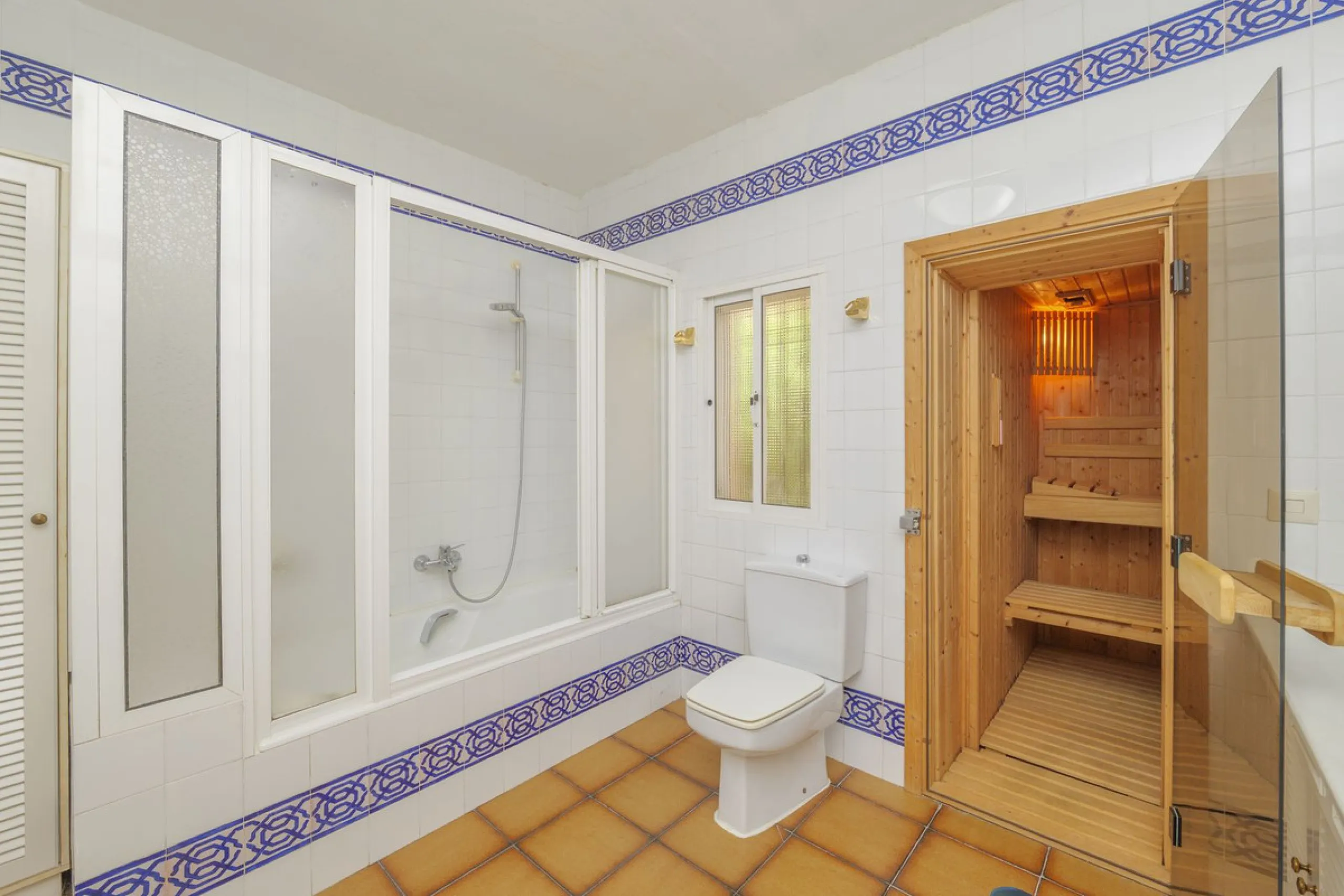 House - Detached Villa в продаже в Marbella, Málaga. В доме 3 спален и 2 ванных комнат. Площадь дома 233 м². Площадь участка 800 м²