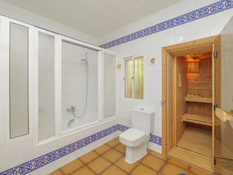 House - Detached Villa в продаже в Marbella, Málaga. В доме 3 спален и 2 ванных комнат. Площадь дома 233 м². Площадь участка 800 м²