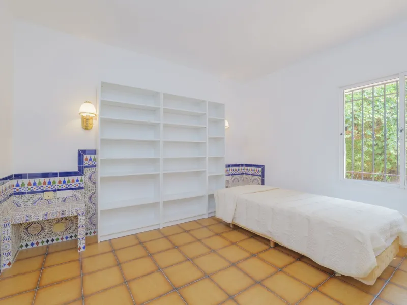 House - Detached Villa в продаже в Marbella, Málaga. В доме 3 спален и 2 ванных комнат. Площадь дома 233 м². Площадь участка 800 м²