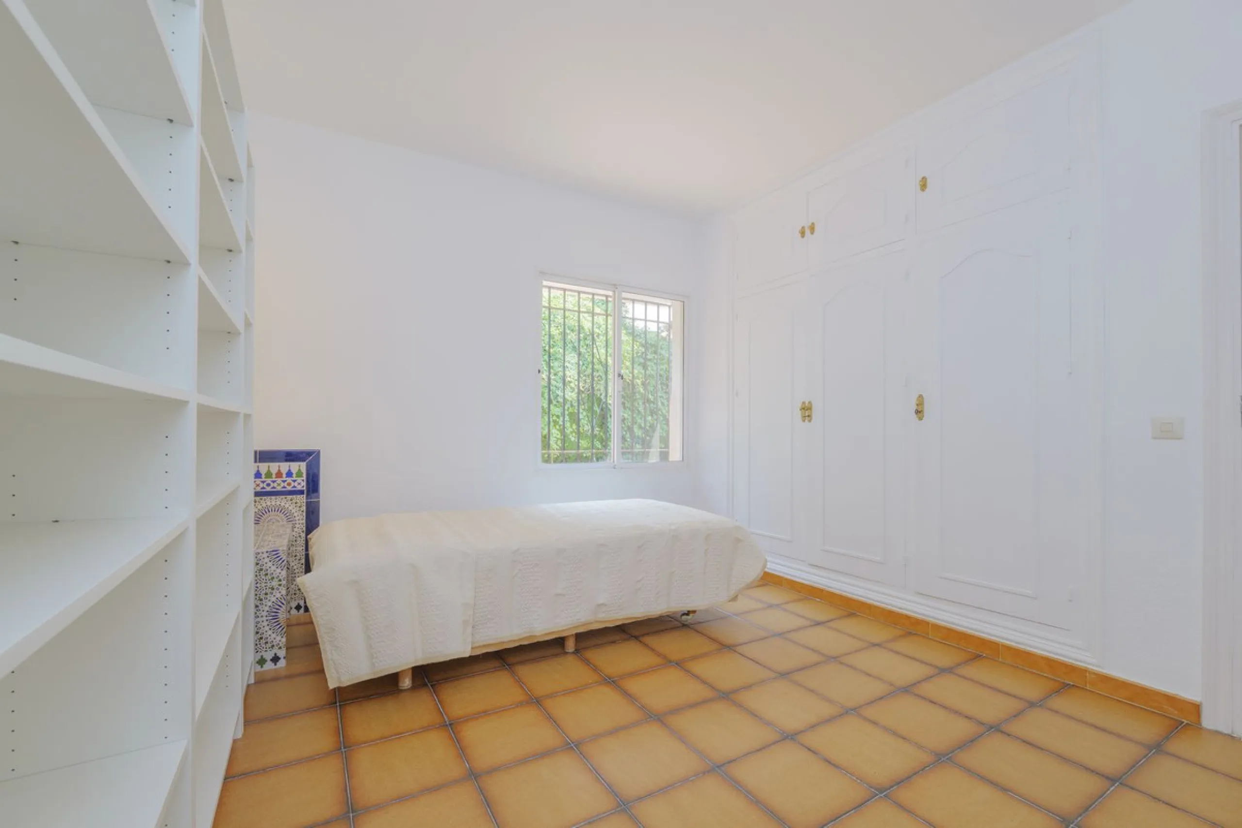 House - Detached Villa в продаже в Marbella, Málaga. В доме 3 спален и 2 ванных комнат. Площадь дома 233 м². Площадь участка 800 м²