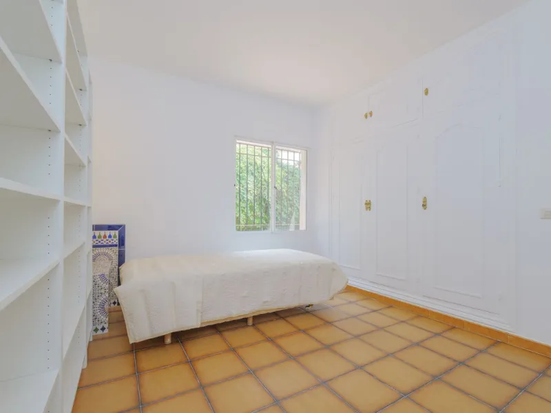 House - Detached Villa в продаже в Marbella, Málaga. В доме 3 спален и 2 ванных комнат. Площадь дома 233 м². Площадь участка 800 м²