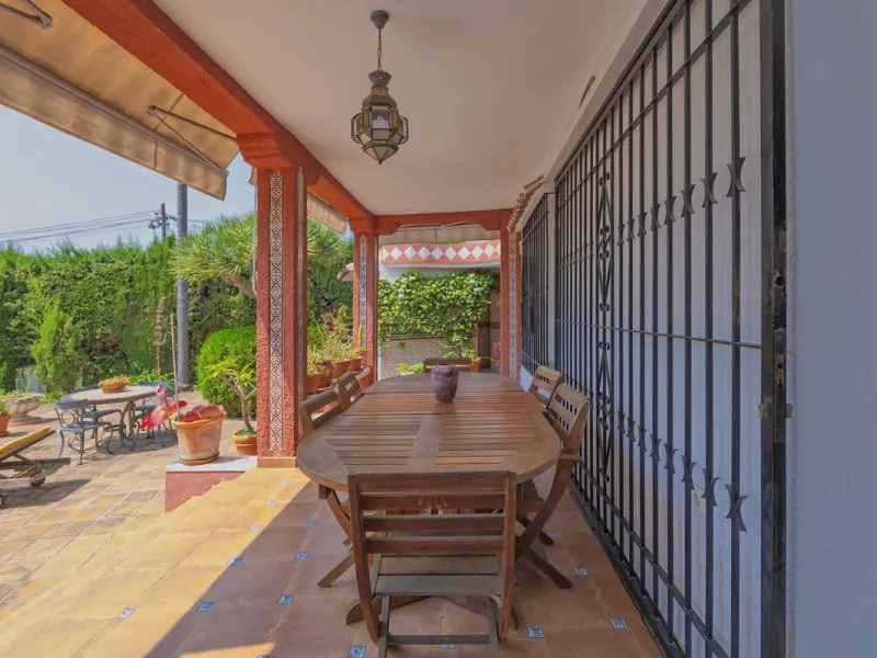 House - Detached Villa в продаже в Marbella, Málaga. В доме 3 спален и 2 ванных комнат. Площадь дома 233 м². Площадь участка 800 м²