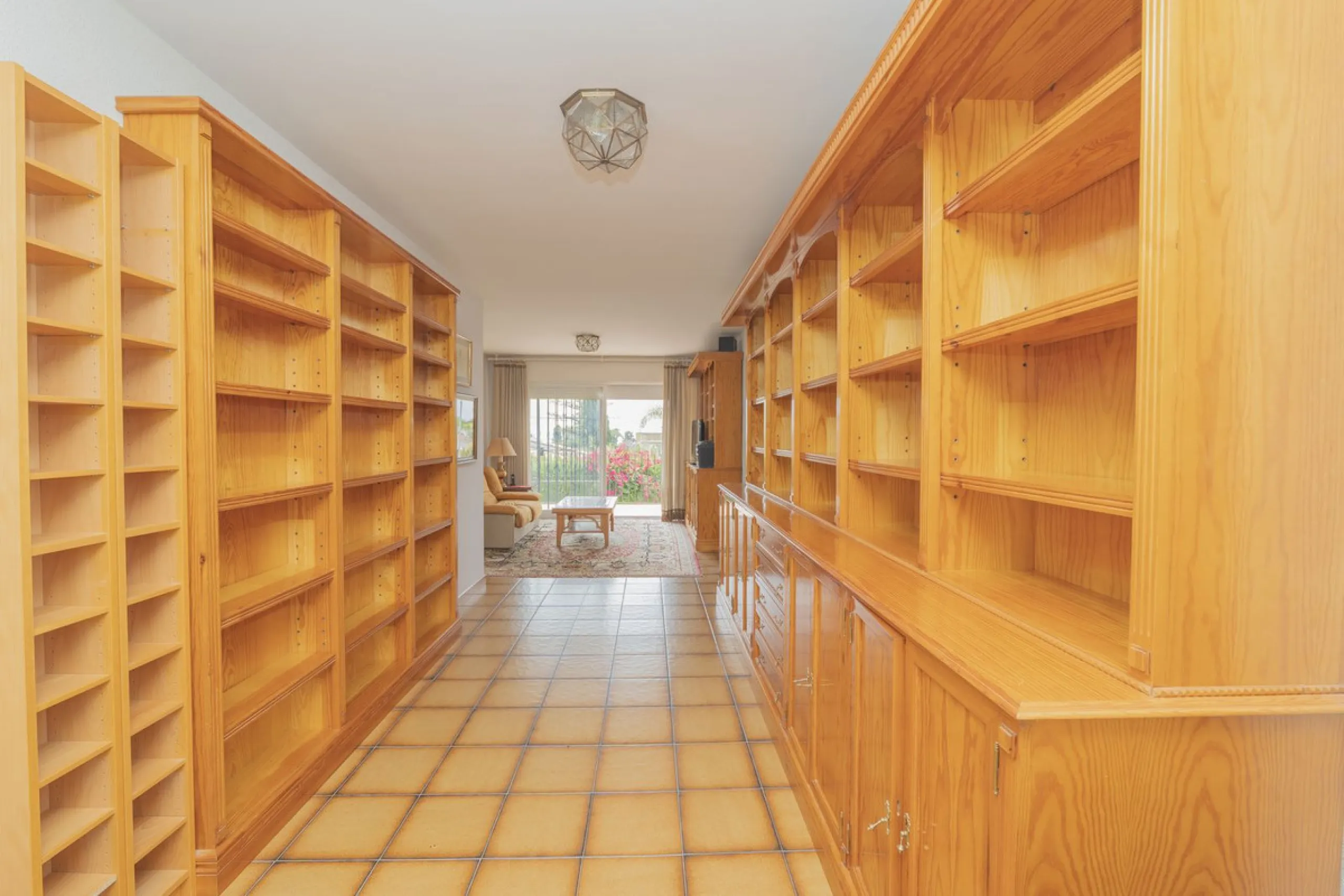 House - Detached Villa в продаже в Marbella, Málaga. В доме 3 спален и 2 ванных комнат. Площадь дома 233 м². Площадь участка 800 м²