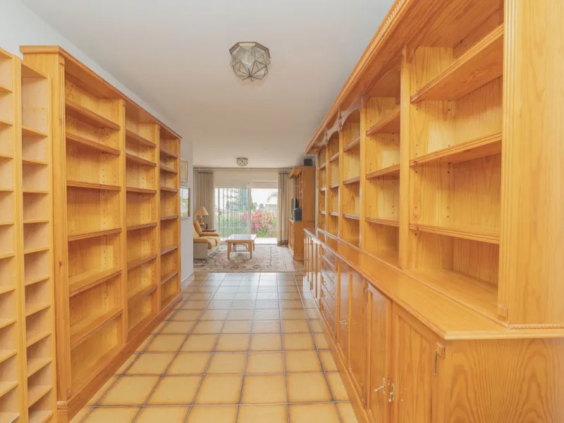 House - Detached Villa в продаже в Marbella, Málaga. В доме 3 спален и 2 ванных комнат. Площадь дома 233 м². Площадь участка 800 м²