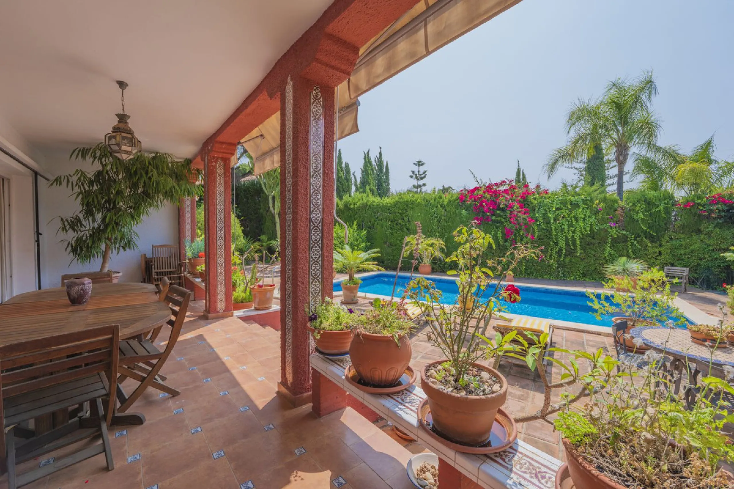 House - Detached Villa в продаже в Marbella, Málaga. В доме 3 спален и 2 ванных комнат. Площадь дома 233 м². Площадь участка 800 м²