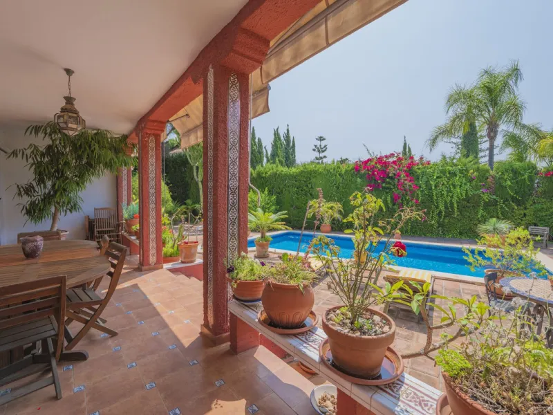House - Detached Villa в продаже в Marbella, Málaga. В доме 3 спален и 2 ванных комнат. Площадь дома 233 м². Площадь участка 800 м²