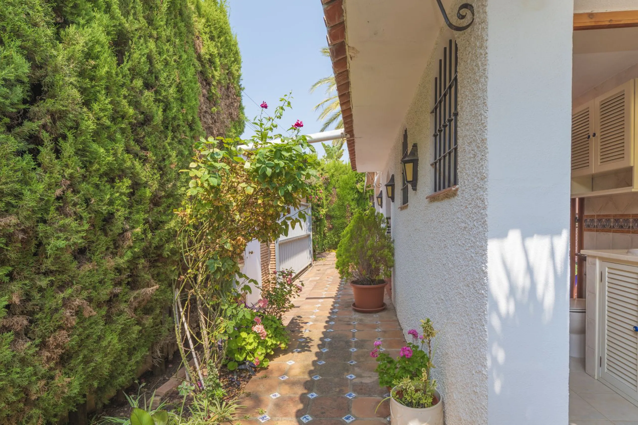 House - Detached Villa в продаже в Marbella, Málaga. В доме 3 спален и 2 ванных комнат. Площадь дома 233 м². Площадь участка 800 м²