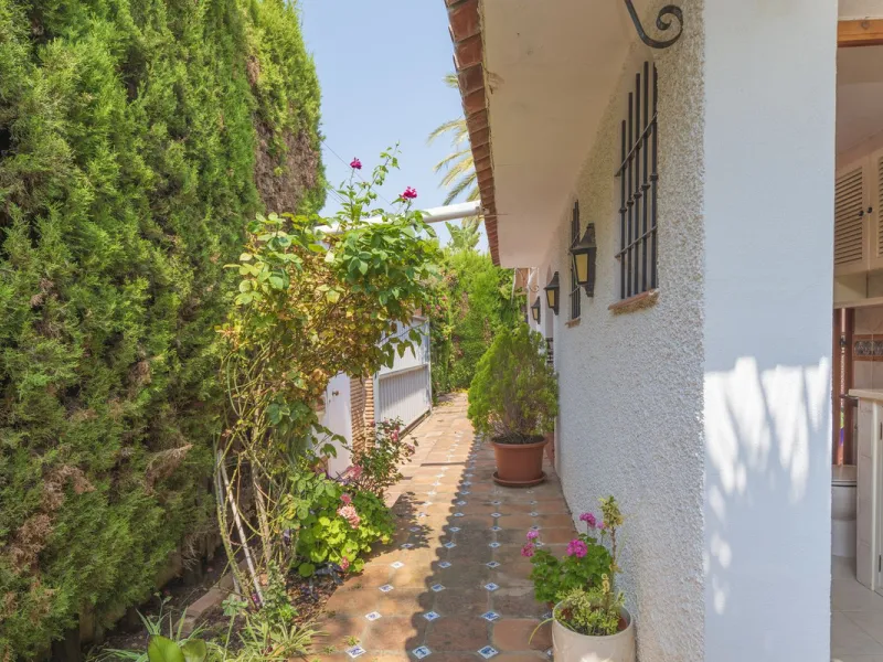 House - Detached Villa в продаже в Marbella, Málaga. В доме 3 спален и 2 ванных комнат. Площадь дома 233 м². Площадь участка 800 м²