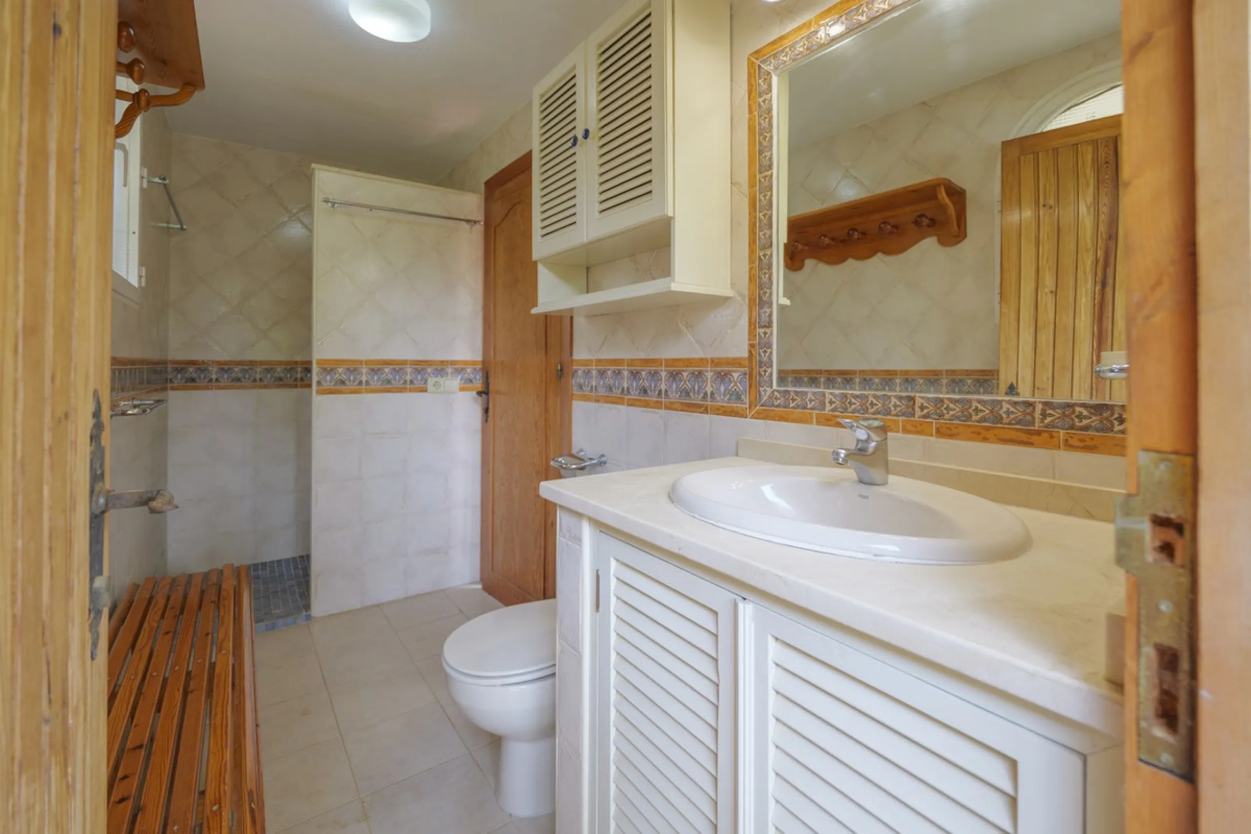 House - Detached Villa в продаже в Marbella, Málaga. В доме 3 спален и 2 ванных комнат. Площадь дома 233 м². Площадь участка 800 м²