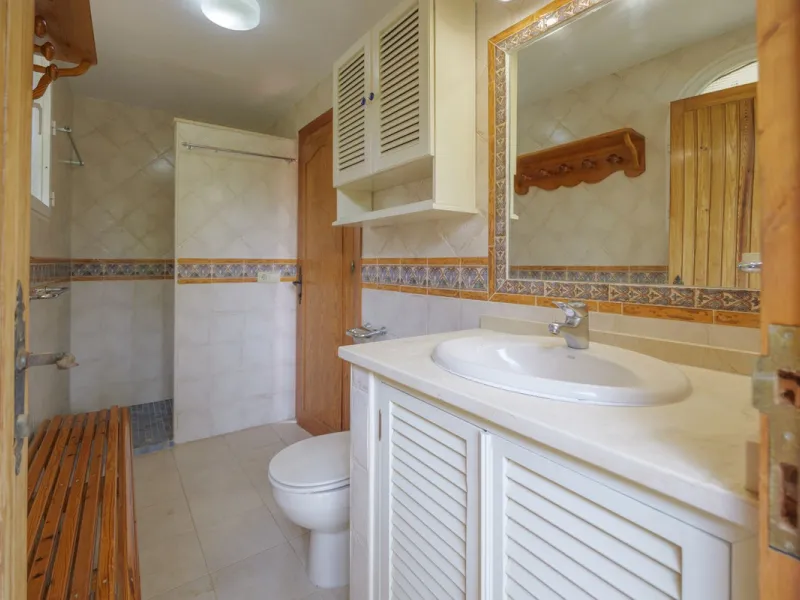 House - Detached Villa в продаже в Marbella, Málaga. В доме 3 спален и 2 ванных комнат. Площадь дома 233 м². Площадь участка 800 м²