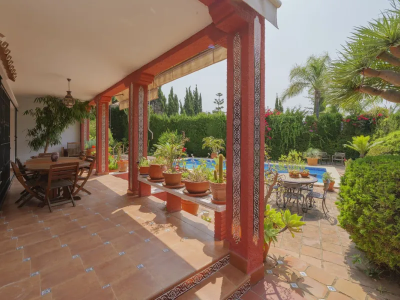 House - Detached Villa в продаже в Marbella, Málaga. В доме 3 спален и 2 ванных комнат. Площадь дома 233 м². Площадь участка 800 м²