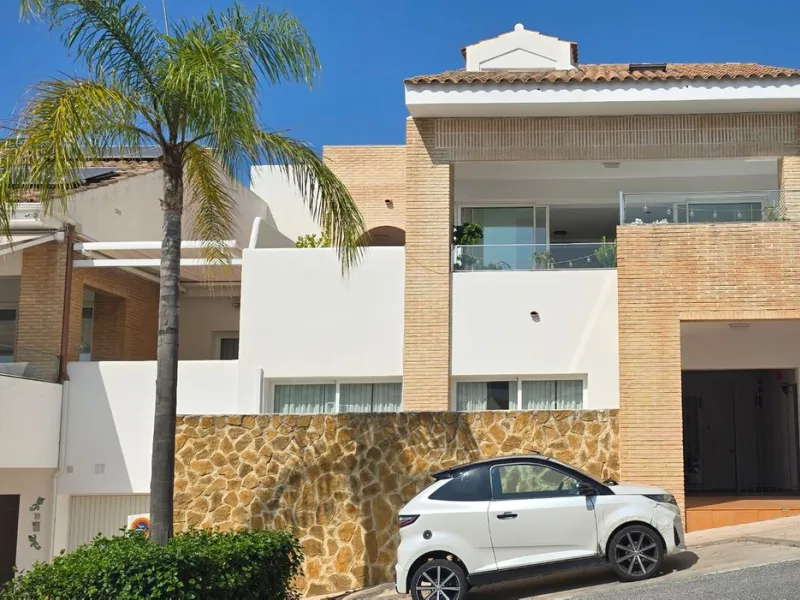 House - Detached Villa в продаже в Benalmadena, Málaga. В доме 4 спален и 4 ванных комнат. Площадь дома 310 м²