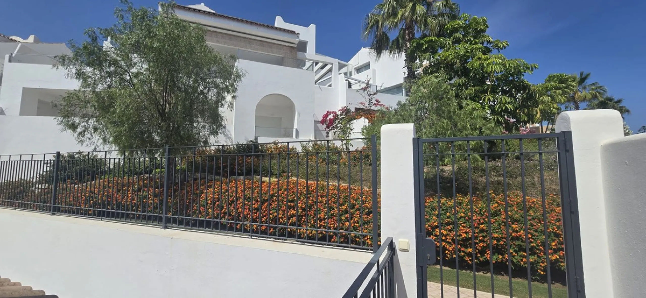 House - Detached Villa в продаже в Benalmadena, Málaga. В доме 4 спален и 4 ванных комнат. Площадь дома 310 м²
