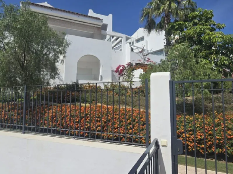 House - Detached Villa в продаже в Benalmadena, Málaga. В доме 4 спален и 4 ванных комнат. Площадь дома 310 м²