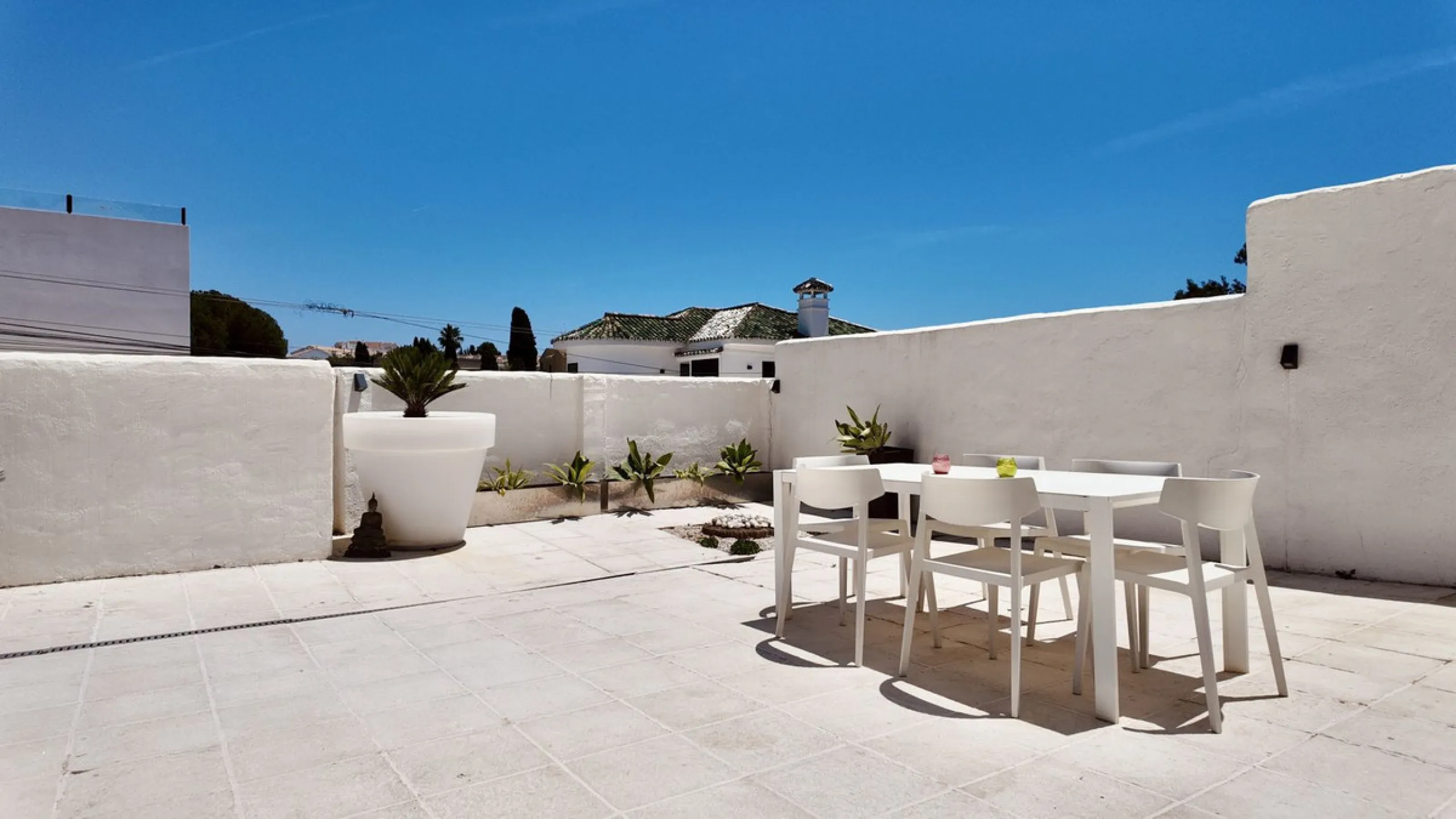 An exceptional bright, spacious and contemporary villa. This four double bedroom property is situated in Nueva Andalucia, one of the best areas of Marbella and within walking distance to the prestige Puerto Banus, beaches, restaurants and other amenities 