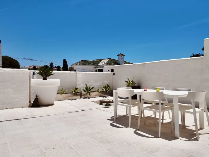 An exceptional bright, spacious and contemporary villa. This four double bedroom property is situated in Nueva Andalucia, one of the best areas of Marbella and within walking distance to the prestige Puerto Banus, beaches, restaurants and other amenities 