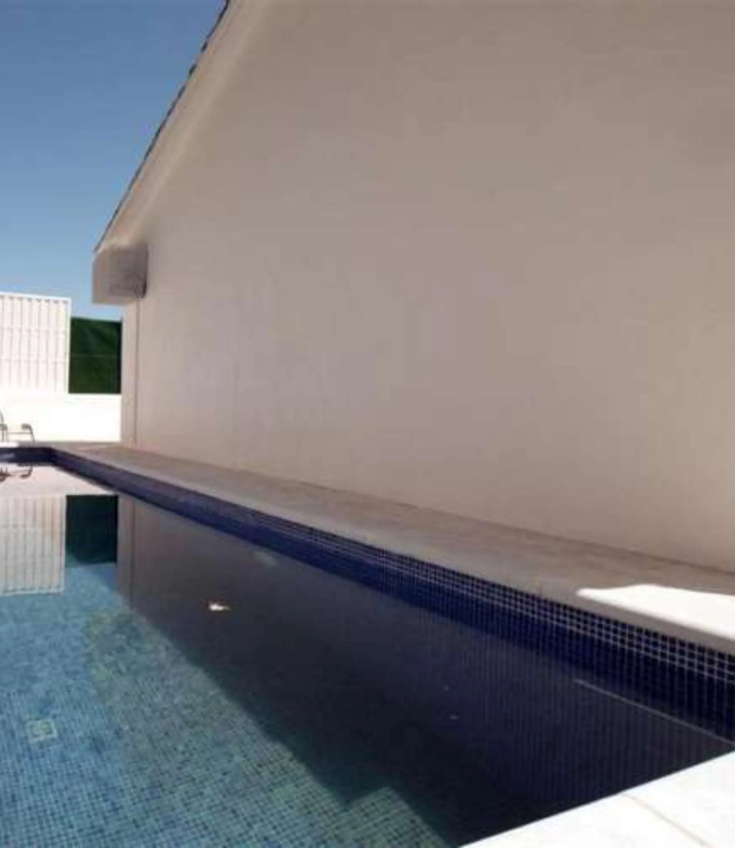An exceptional bright, spacious and contemporary villa. This four double bedroom property is situated in Nueva Andalucia, one of the best areas of Marbella and within walking distance to the prestige Puerto Banus, beaches, restaurants and other amenities 