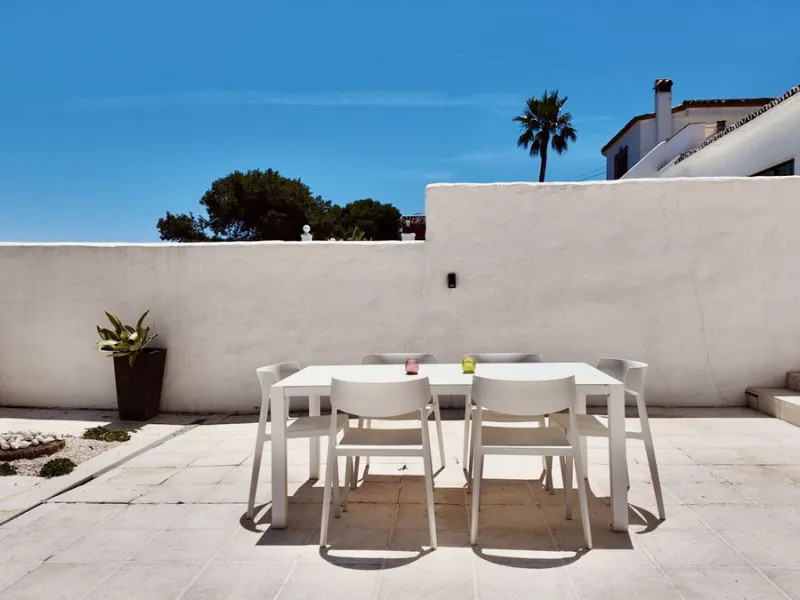 An exceptional bright, spacious and contemporary villa. This four double bedroom property is situated in Nueva Andalucia, one of the best areas of Marbella and within walking distance to the prestige Puerto Banus, beaches, restaurants and other amenities 