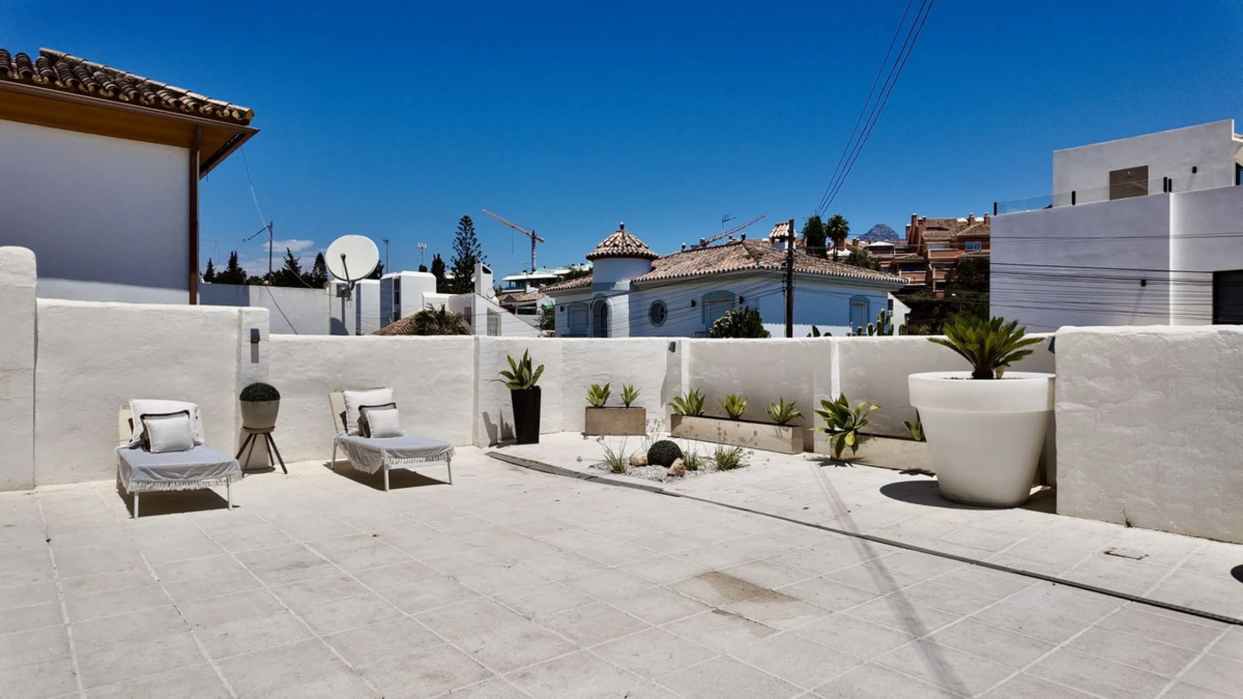 An exceptional bright, spacious and contemporary villa. This four double bedroom property is situated in Nueva Andalucia, one of the best areas of Marbella and within walking distance to the prestige Puerto Banus, beaches, restaurants and other amenities 