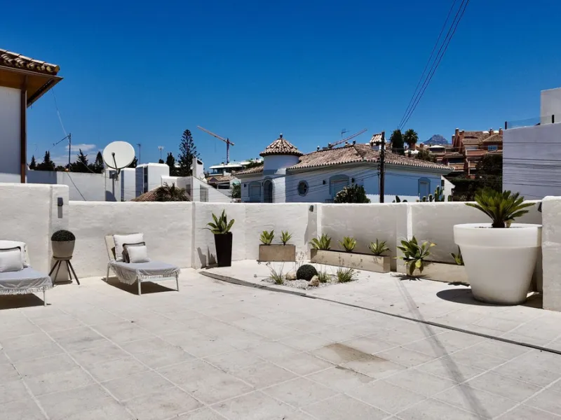 An exceptional bright, spacious and contemporary villa. This four double bedroom property is situated in Nueva Andalucia, one of the best areas of Marbella and within walking distance to the prestige Puerto Banus, beaches, restaurants and other amenities 