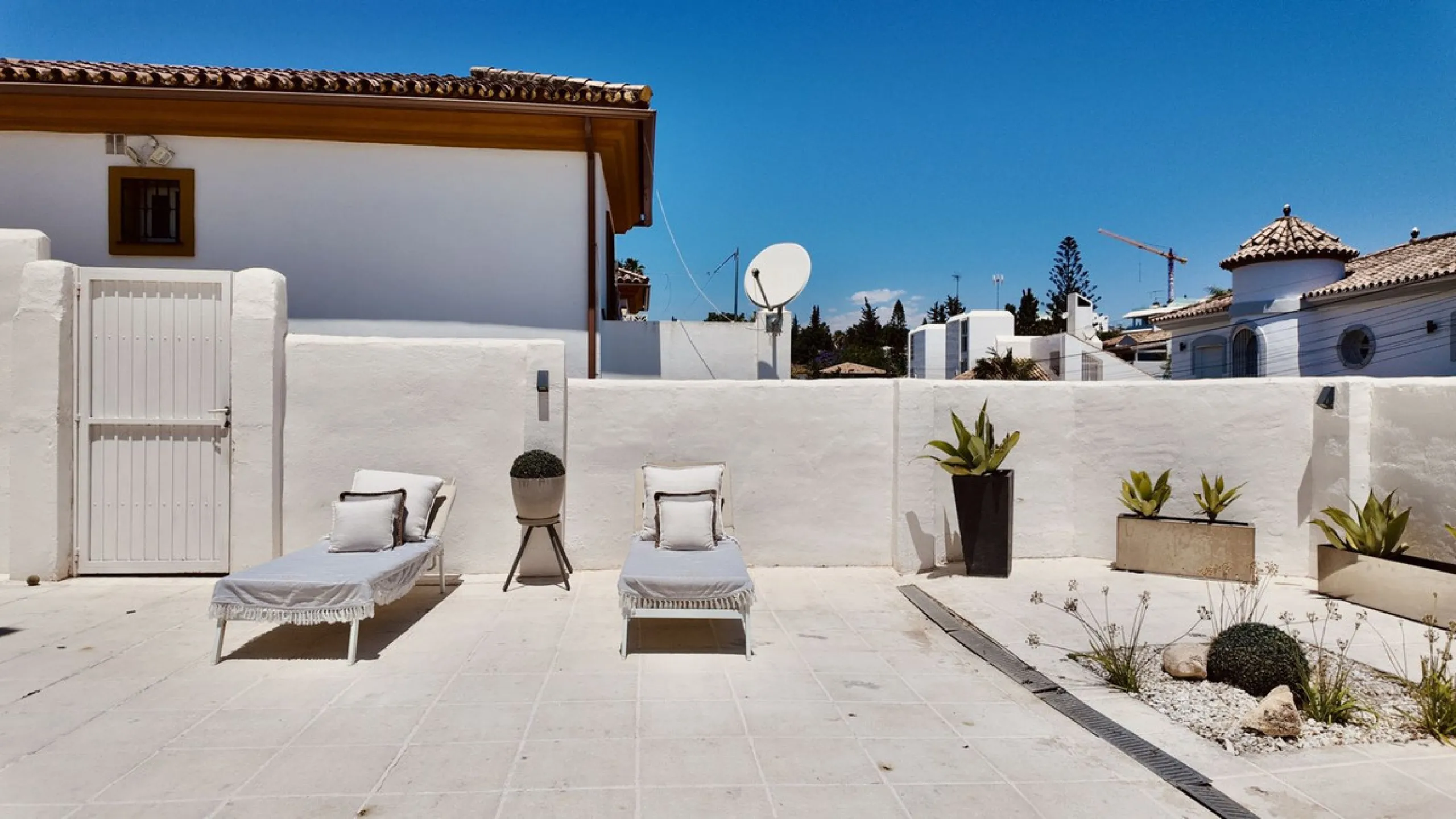 An exceptional bright, spacious and contemporary villa. This four double bedroom property is situated in Nueva Andalucia, one of the best areas of Marbella and within walking distance to the prestige Puerto Banus, beaches, restaurants and other amenities 