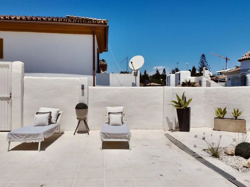 An exceptional bright, spacious and contemporary villa. This four double bedroom property is situated in Nueva Andalucia, one of the best areas of Marbella and within walking distance to the prestige Puerto Banus, beaches, restaurants and other amenities 