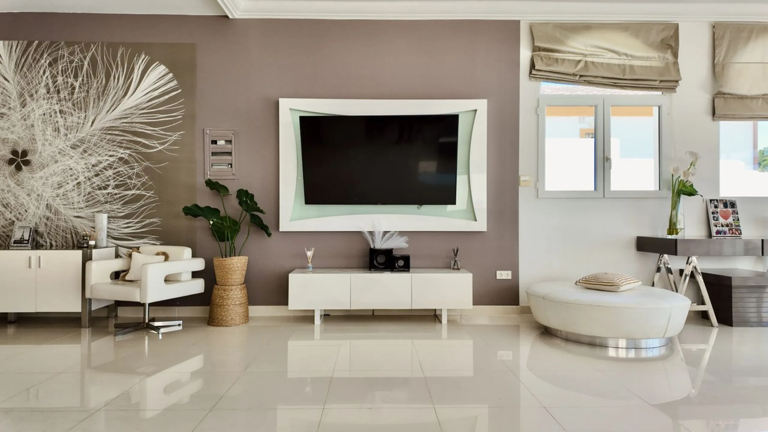 An exceptional bright, spacious and contemporary villa. This four double bedroom property is situated in Nueva Andalucia, one of the best areas of Marbella and within walking distance to the prestige Puerto Banus, beaches, restaurants and other amenities 