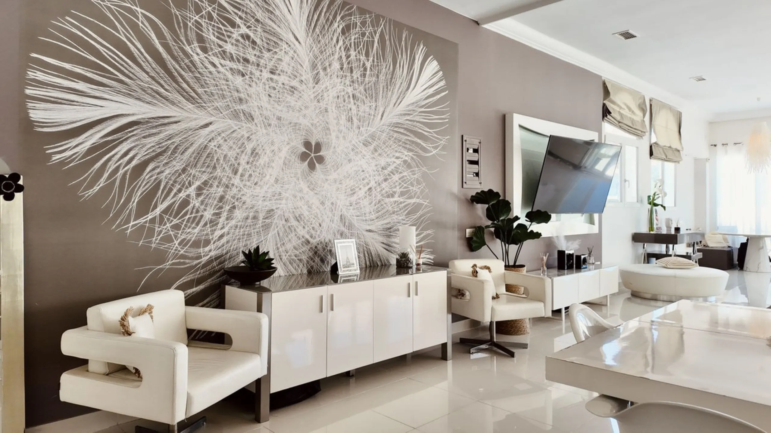 An exceptional bright, spacious and contemporary villa. This four double bedroom property is situated in Nueva Andalucia, one of the best areas of Marbella and within walking distance to the prestige Puerto Banus, beaches, restaurants and other amenities 