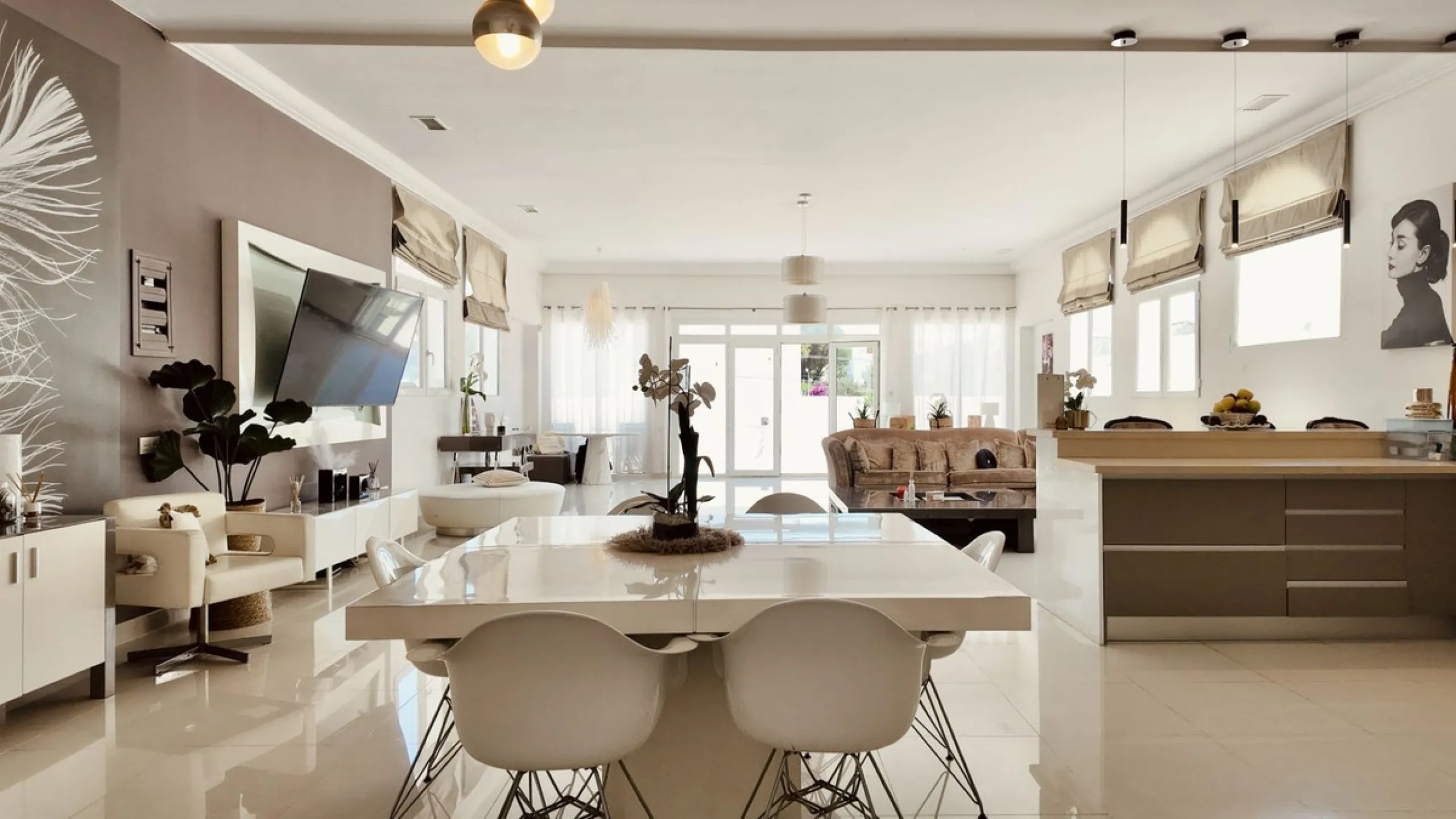 An exceptional bright, spacious and contemporary villa. This four double bedroom property is situated in Nueva Andalucia, one of the best areas of Marbella and within walking distance to the prestige Puerto Banus, beaches, restaurants and other amenities 