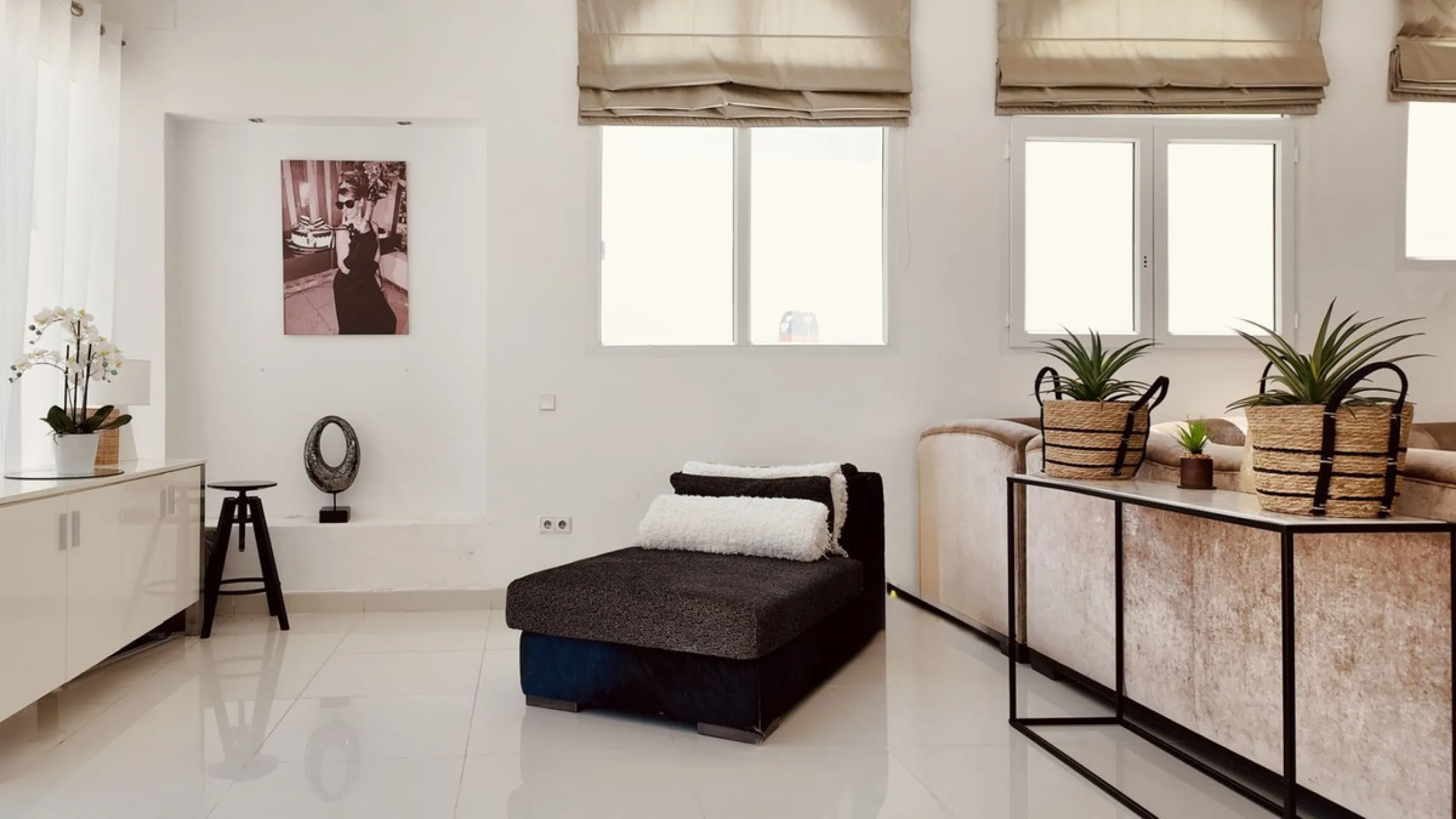 An exceptional bright, spacious and contemporary villa. This four double bedroom property is situated in Nueva Andalucia, one of the best areas of Marbella and within walking distance to the prestige Puerto Banus, beaches, restaurants and other amenities 