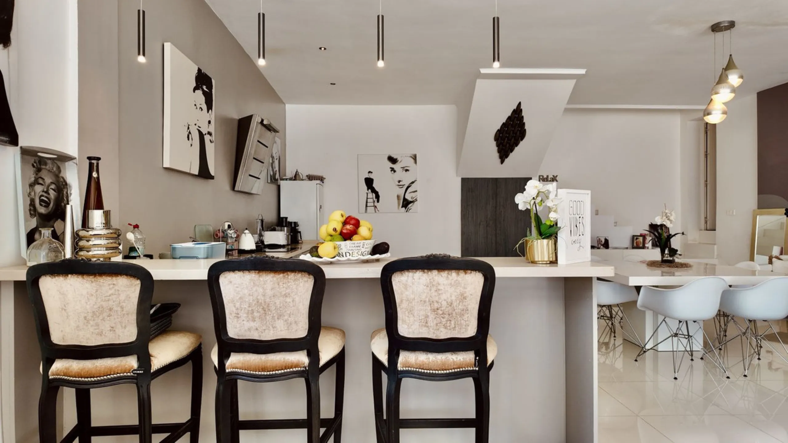 An exceptional bright, spacious and contemporary villa. This four double bedroom property is situated in Nueva Andalucia, one of the best areas of Marbella and within walking distance to the prestige Puerto Banus, beaches, restaurants and other amenities 